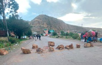 Cinco días de bloqueo en  la ruta Potosí–Sucre por  disputa de adenda vial