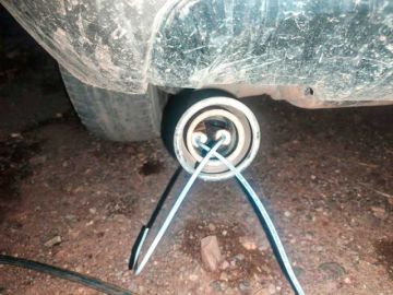 El material explosivo incrustado en el tubo de escape. 