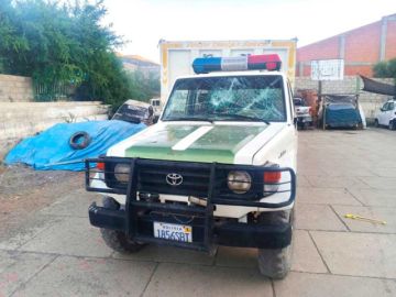 El parabrisas del patrullero fue destrozado. 