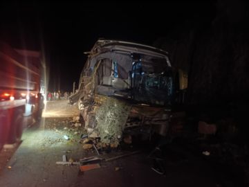 Colisión de volqueta contra bus deja un muerto y diez heridos