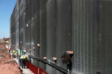 EE.UU. construye un muro negro en la frontera con México para dificultar la escalada de migrantes