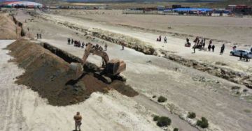 La población de Pisiga, preocupada por la construcción de zanjas y muros en la frontera con Chile