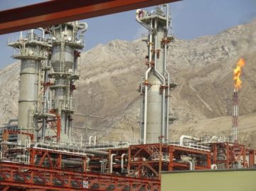 Irán lanza misiles contra la Quinta Flota de EE.UU. y objetivos energéticos israelíes
