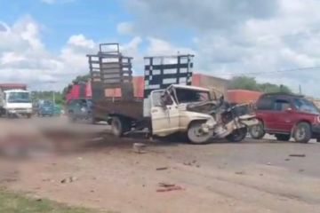 Choque frontal entre dos camiones deja un fallecido en Santa Cruz