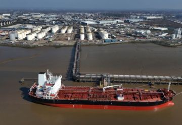 Estados Unidos autoriza temporalmente la venta de petróleo iraní varado en el mar
