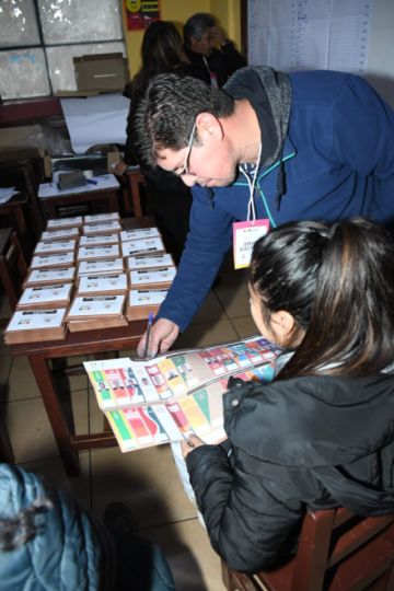 Comienzan a cerrar las mesas de votación en las elecciones subnacionales  