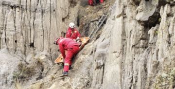 Bomberos rescatan a una persona que cayó por un cañadón de 10 metros en La Paz