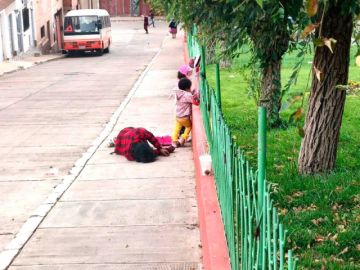 Un padre ebrio es arrestado tras abandonar a sus hijas en una plaza