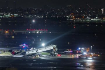 Colisión entre un avión y un camión de bomberos en aeropuerto deja dos muertos