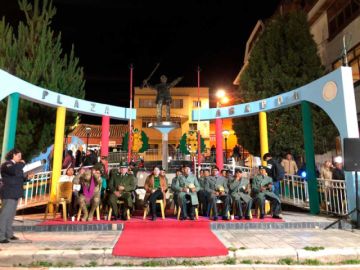Las autoridades estuvieron en el desfile nocturno.