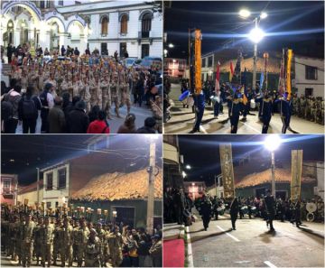 El desfile nocturno fue en la Plaza Abaroa.