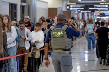 Las bajas de personal en algunos aeropuertos de EE.UU. rozan el 40 % mientras Trump despliega al ICE