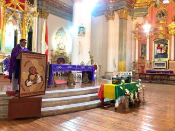 La misa con los restos de los héroes fue presidida por el obispo de Potosí.