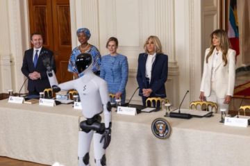 Melania Trump aparece con un robot humanoide en la cumbre  ‘Fostering the Future Together’