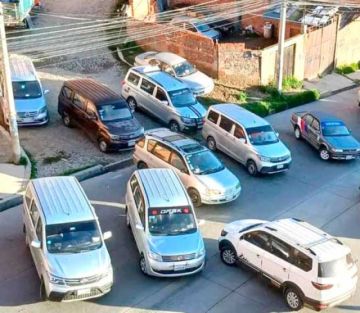 El transporte paceño inicia paro indefinido por calidad de gasolina