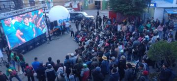 Entel realiza la transmisión del partido de la verde en el centro de la ciudad