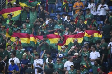 Los hinchas bolivianos fueron protagonistas de la fiesta y el color en Monterrey
