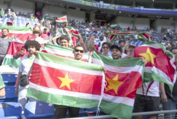 Surinam también tuvo hinchada en el estadio de Monterrey.