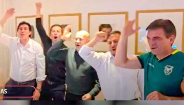 El presidente Rodrigo Paz celebró el triunfo de la Verde junto a sus ministros.