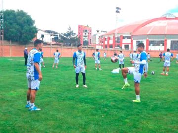 El técnico Torres fortalece el trato del balón en Real Potosí 