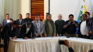 Autoridades de Gobierno y dirigentes del sector del autotransporte del departamento y ciudades de La Paz y El Alto, llegaron a un acuerdo 