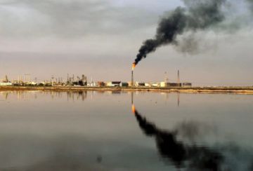 El petróleo sube un 55 % tras el primer mes de la guerra en Oriente Medio