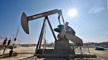 Petróleo sube un 55% en primer mes de la guerra