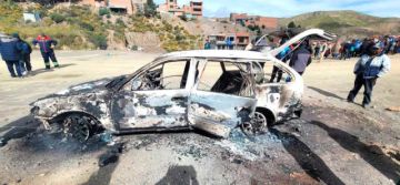 Queman vehículo y buscan a tres sospechosos de robo en amayapampa