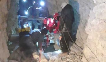 Bomberos arriesgan sus vidas para recuperar cuerpos de minas de Potosí