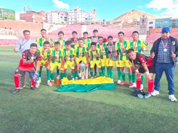 El plantel de Atlético Minero Amayapampa, de Llallagua, quedo con subcampeón del Torneo Provincial.