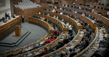 Legisladores confrontan posturas sobre el modelo económico de Bolivia