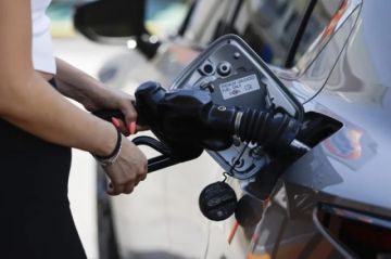 La gasolina en EEUU alcanza los 4 dólares por galón, su precio más alto desde 2022