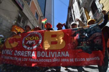 La COB marcha en La Paz y entrega su pliego petitorio al Gobierno