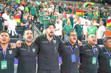 El cuerpo técnico de la Selección cantó a viva voz el Himno Nacional.