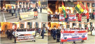 El desfile nocturno llegó hasta la Plaza 10 de Noviembre.