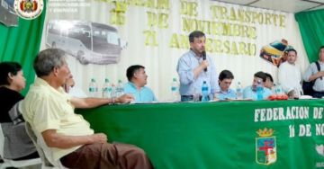 Gobierno y transportistas cruceños sellan acuerdo y frenan paro