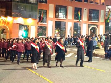 Autoridades participaron del desfile nocturno.