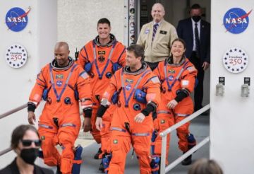 Los astronautas de Artemis II llegan a la plataforma de lanzamiento en Florida