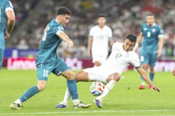 El lateral boliviano Roberto Fernández se barre al piso para tratar de quitarle el balón al delantero iraquí Zaid Ismael.