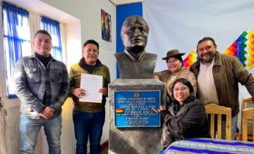 Busto de Evo Morales que fue retirado de la Asamblea fue entregado a sus seguidores