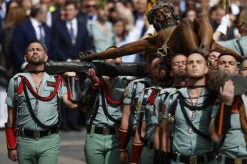 Desembarca la Legión en Málaga ante miles de personas para portar a hombros a Cristo