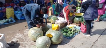 Miles visitan los mercados en busca de productos para Semana Santa en Potosí