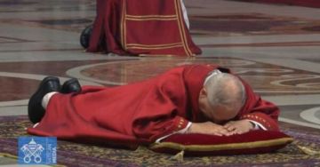 León XIV reza tendido en el suelo de la basílica vaticana por la Pasión de Cristo