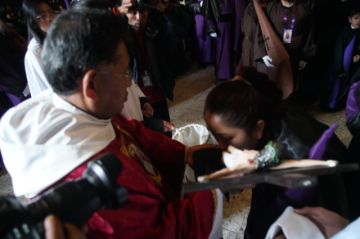 Viernes Santo: población paceña acompaña inicio de la adoración de la santa cruz