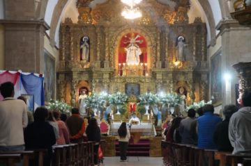Cientos de católicos participan en la eucaristía por el Domingo de Resurrección en La Paz