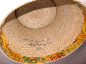 Entregan sombrero de la "Chola de la Petaca" 