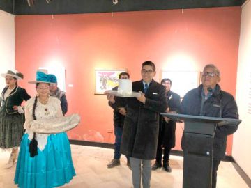 El director de la Casa de Moneda recibió el sombrero y la manta.