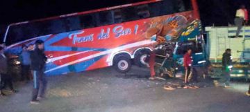 Un camión se estrella contra bus de pasajeros y deja una víctima fatal