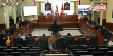 Se desarrolla la sesión en la ALDP ante la renuncia de Jhonny Mamani al cargo de gobernador