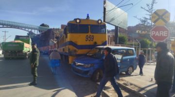 Accidente de tren en la avenida Tinku deja daños materiales